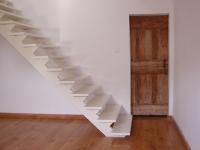 depuis le sejour,
l'escalier monte a la chambre, cliquez pour agrandir