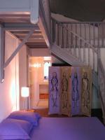 escalier et salle de bain au 
dernier plan, cliquez pour agrandir