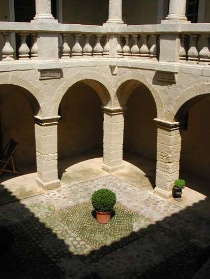 ombre du toit dans
le patio