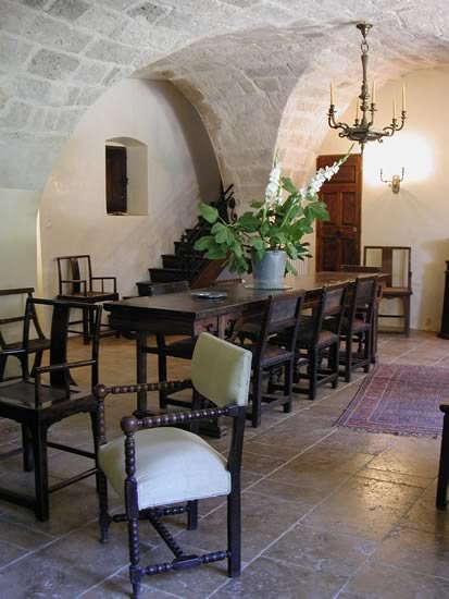 une massive table en
bois permet de convier plusieurs personnes a partager un moment
a Beaupre