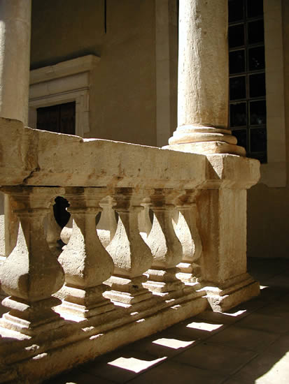 le soleil couchant
eclaire les balustres du patio de Beaupre