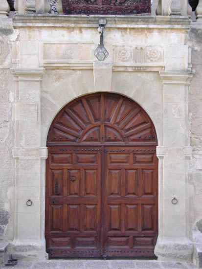 La massive porte en chene
qui s'ouvre sur le patio a ete construite par des compagnons
lors de leur tour de France