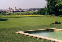 la piscine avec vue sur Saint 
Laurent des Arbres, cliquez pour agrandir